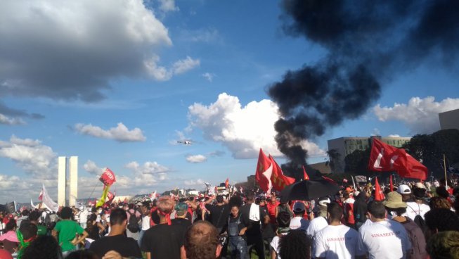 [Ultim'ora] Brasile in fiamme! Manifestanti marciano verso i palazzi del potere