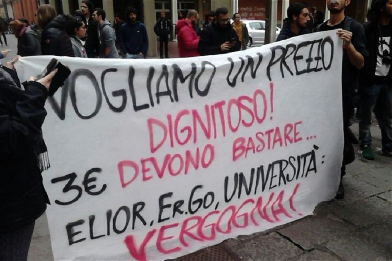 Solidarietà agli studenti di Bologna sospesi per il caromensa