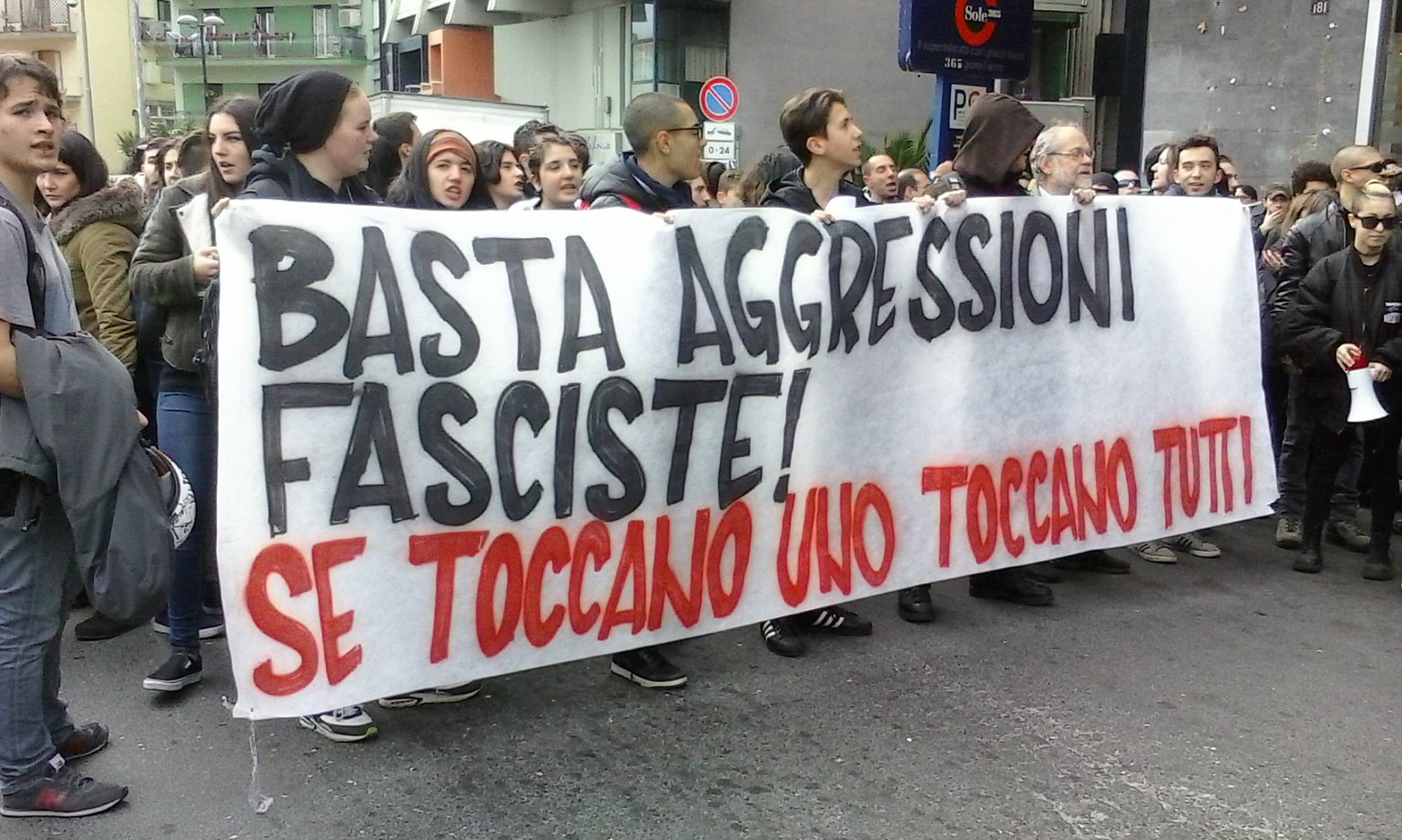Attacco fascista contro immigrati a Napoli: Casapound inaugura la sua campagna elettorale