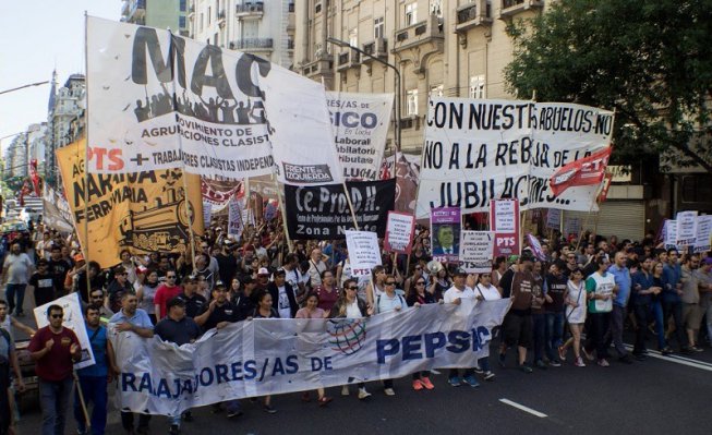 L'Argentina torna ai classici: tagli alle pensioni e repressione nelle strade