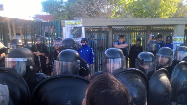 Argentina: la polizia irrompe nella fabbrica occupata e spara ad altezza uomo