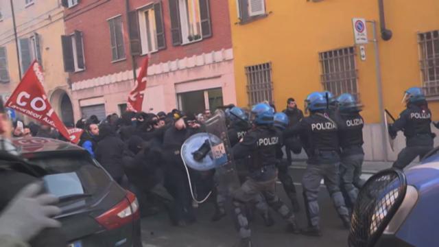 I fascisti fanno gli attentati, ma la polizia avvia la rappresaglia contro gli antifascisti