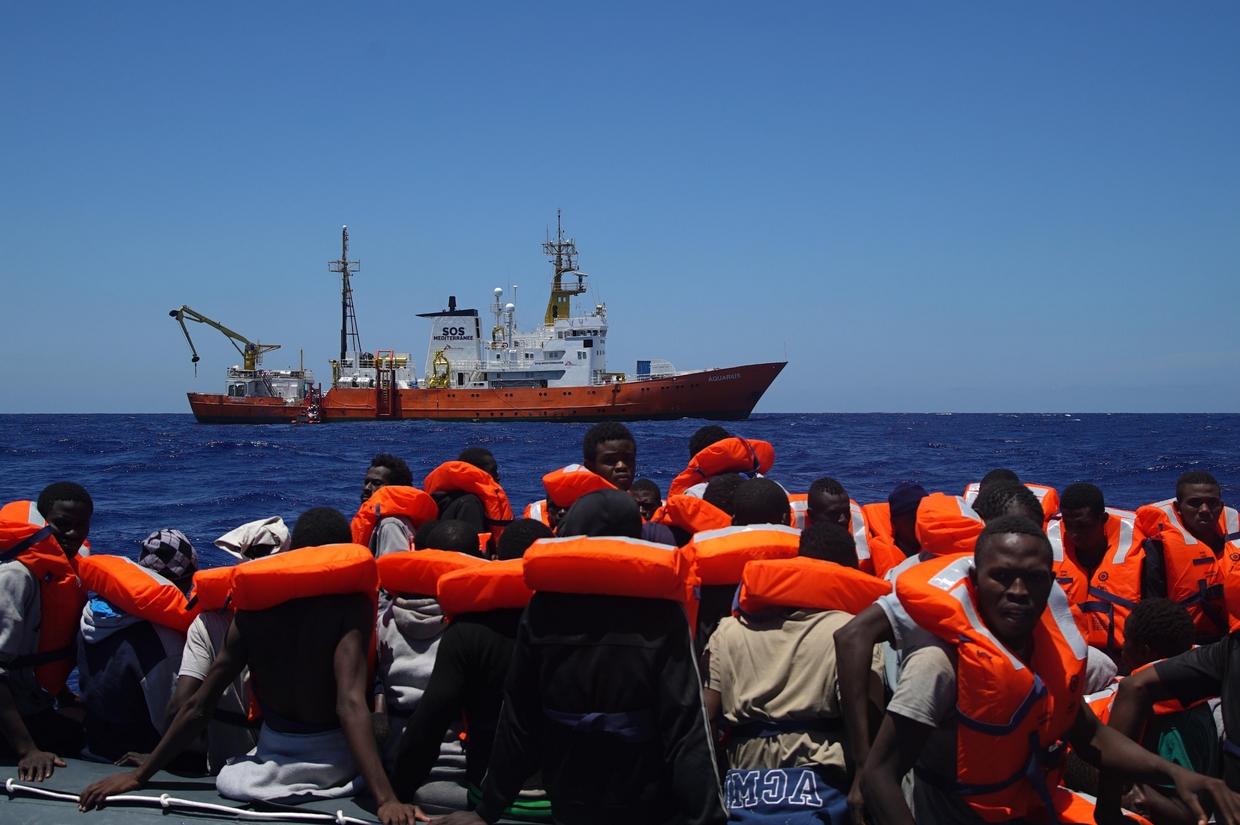 Salvini chiude i porti, la «linea dura» lascia in mare i 629 migranti e rifugiati della Aquarius