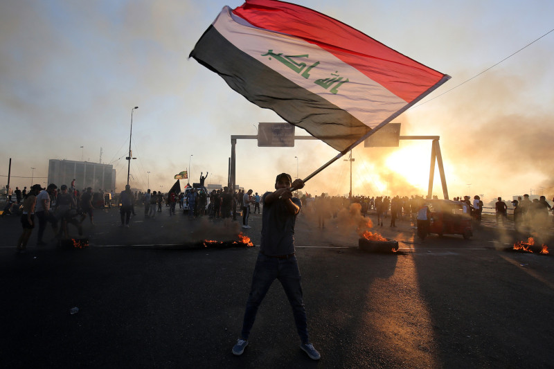 Proteste di massa scuotono l'Iraq: la gioventù reclama lavoro e servizi