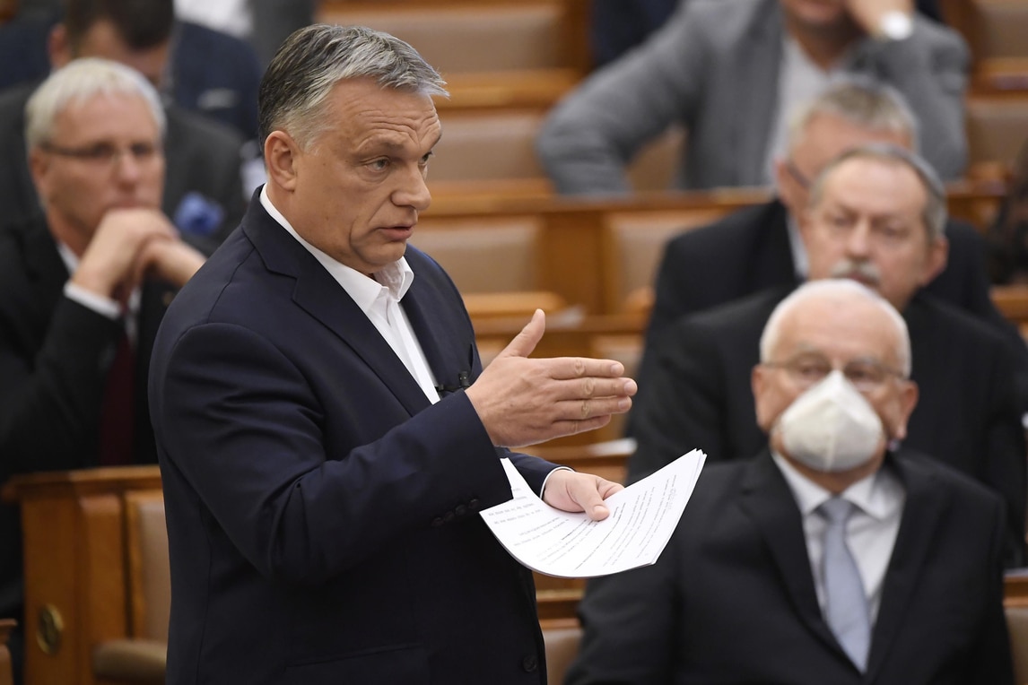 Il Parlamento ungherese affida "pieni poteri" a Orbán
