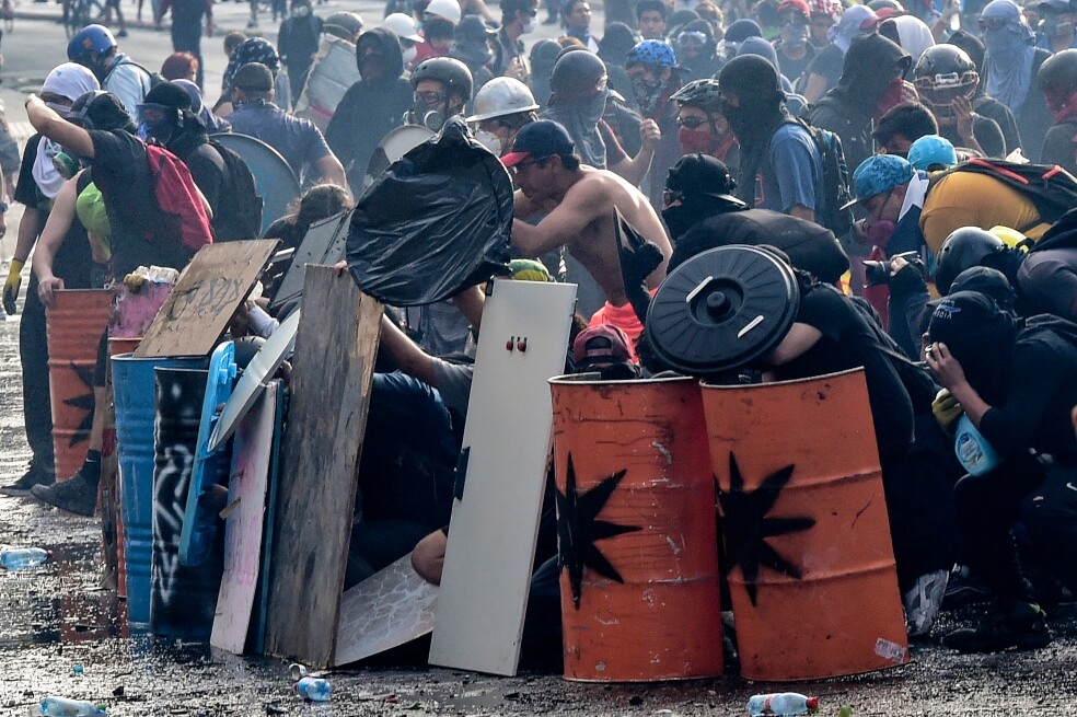 Giovani affrontano in prima linea i Carabineros a Santiago in Cile, 12 novembre 2019.