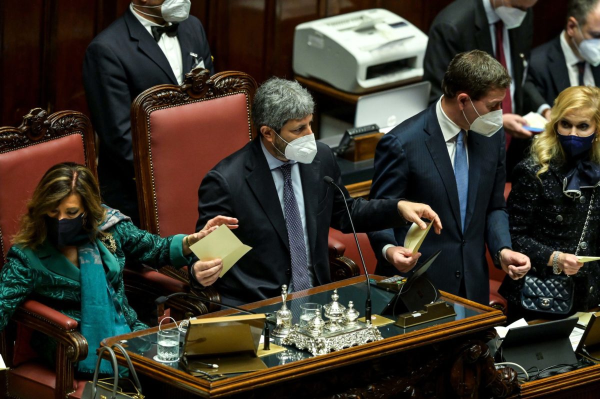 Dopo la crisi nelle votazioni, Sergio Mattarella è rieletto presidente della Repubblica