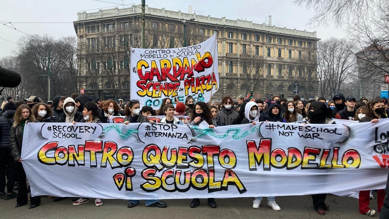 Gli studenti in piazza in tutto il paese chiedono la fine dell’alternanza scuola lavoro e le dimissioni del ministro Bianchi