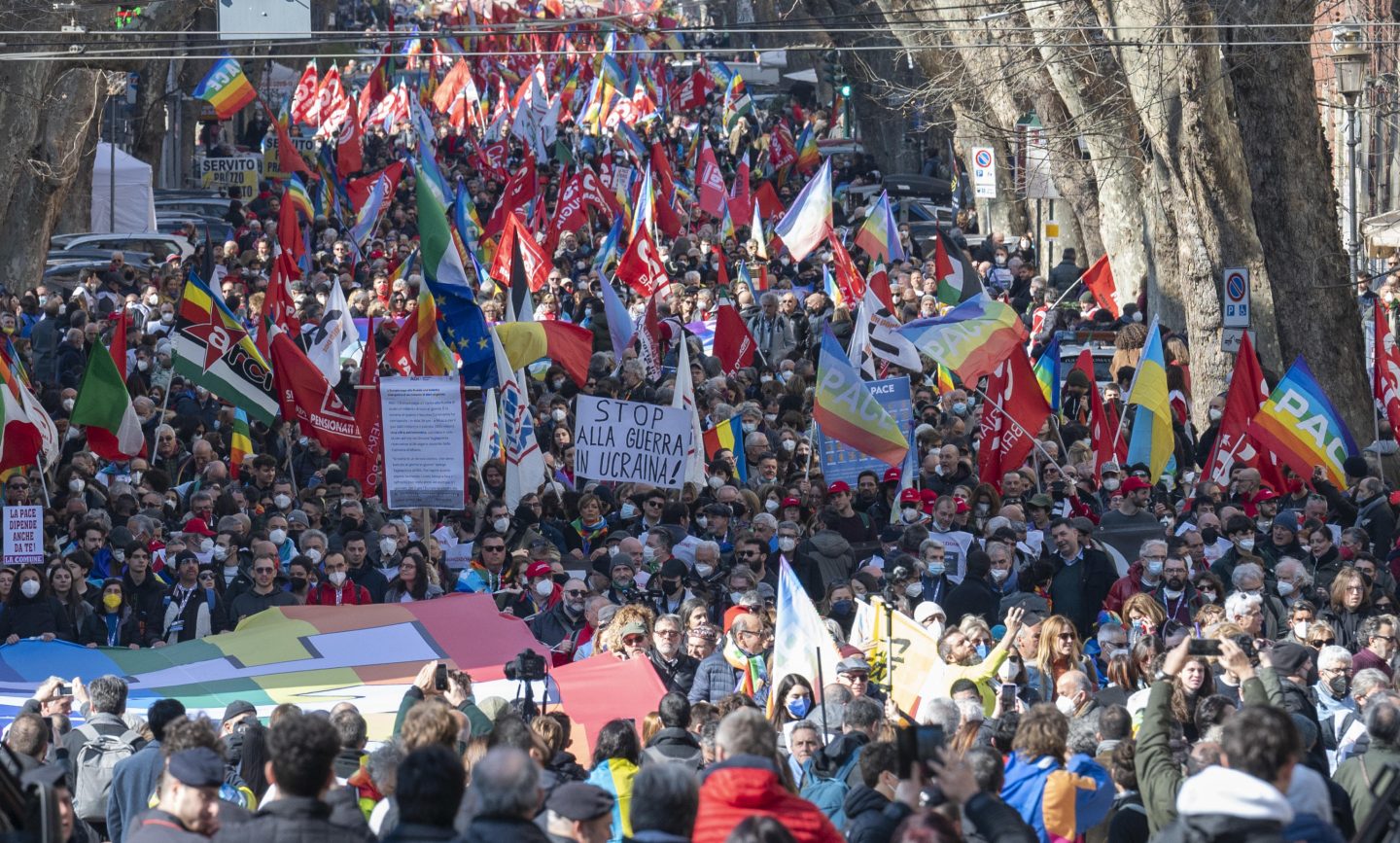 A Roma, 50.000 in piazza per la pace in Ucraina e contro il militarismo NATO