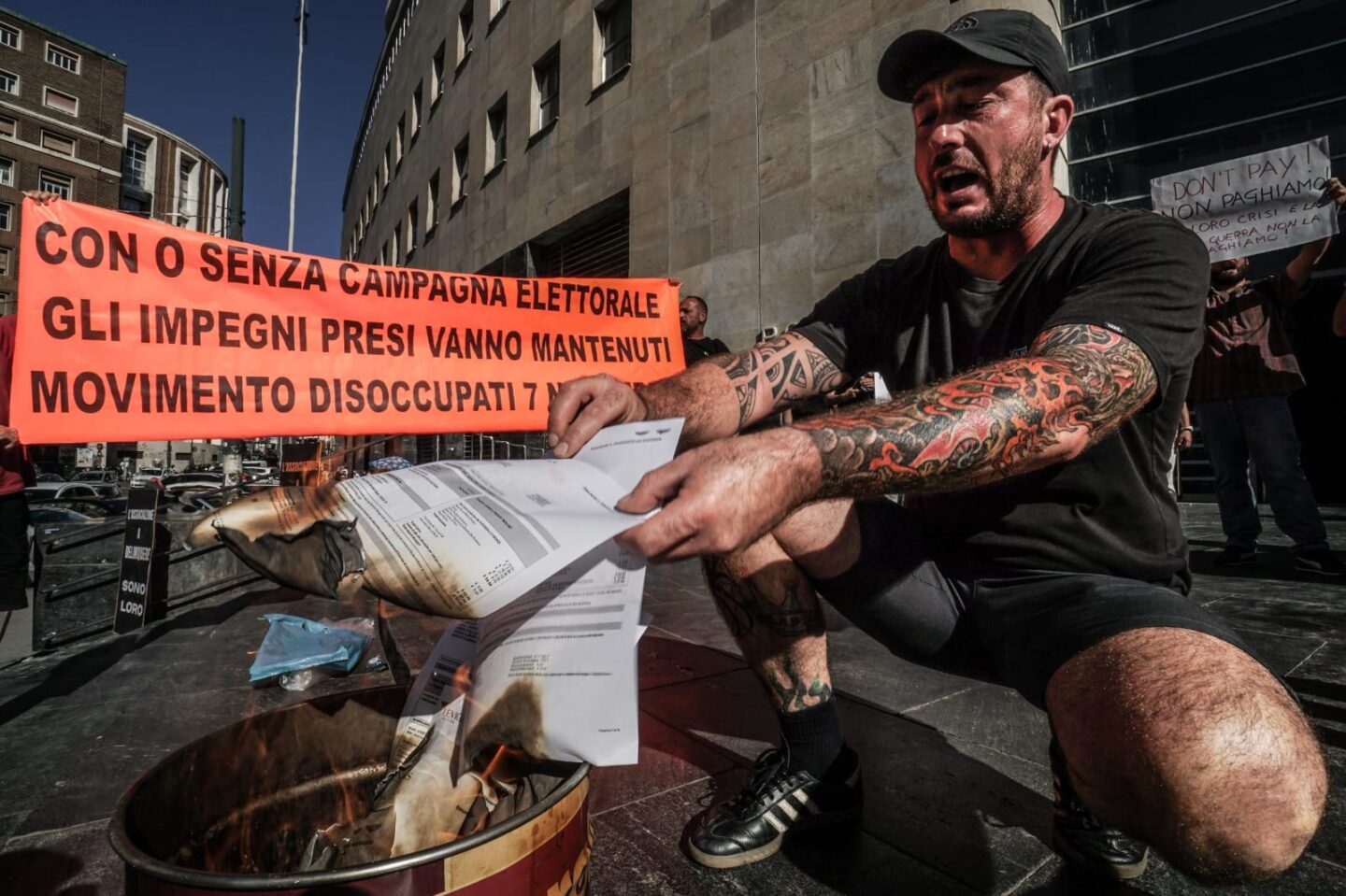 Napoli, i disoccupati 7 novembre bruciano le bollette in piazza: “non possiamo pagarle”