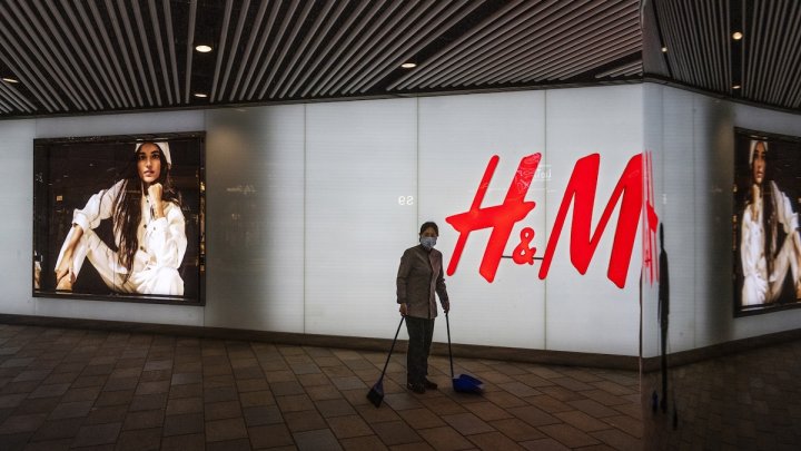 La catena di moda H&M ha annunciato 1.500 licenziamenti