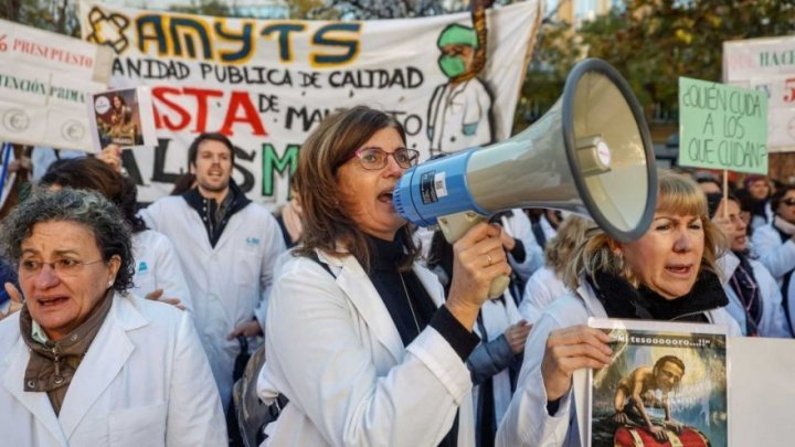 Spagna: medici quasi da un mese in sciopero dopo il silenzio del governo locale
