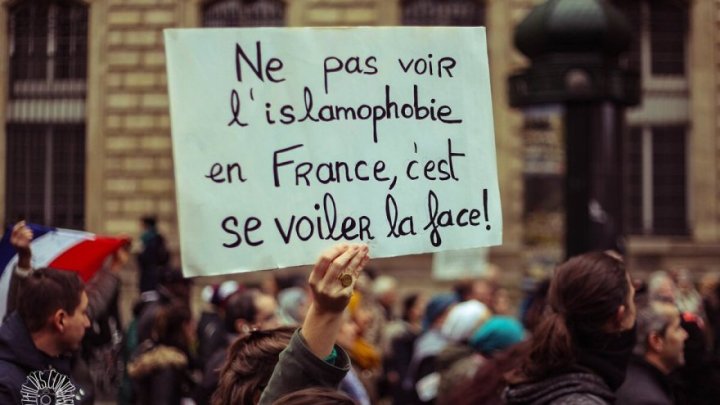 Macron vieta di indossare l'abaya nelle scuole francesi