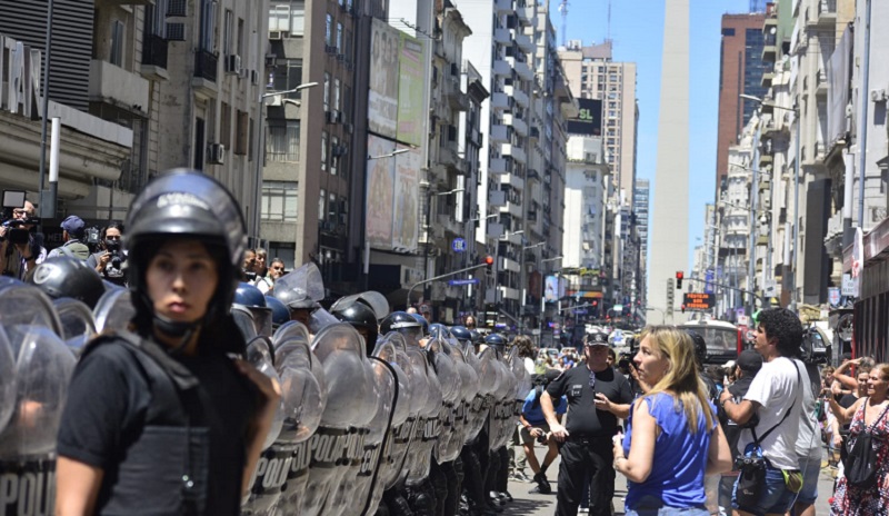 [Video] Le misure antipopolari di Milei hanno scatenato subito proteste in Argentina