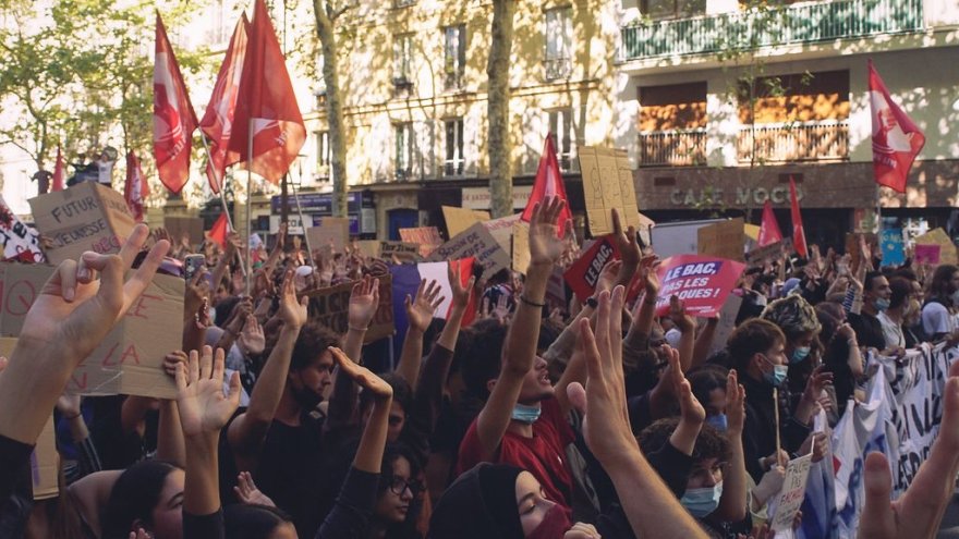 Una breccia contro il 'bonapartismo' di Macron: le sfide strategiche della rivolta dei liceali in Francia